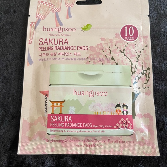 Assortment of brand name makeup - Picture 4 of 10